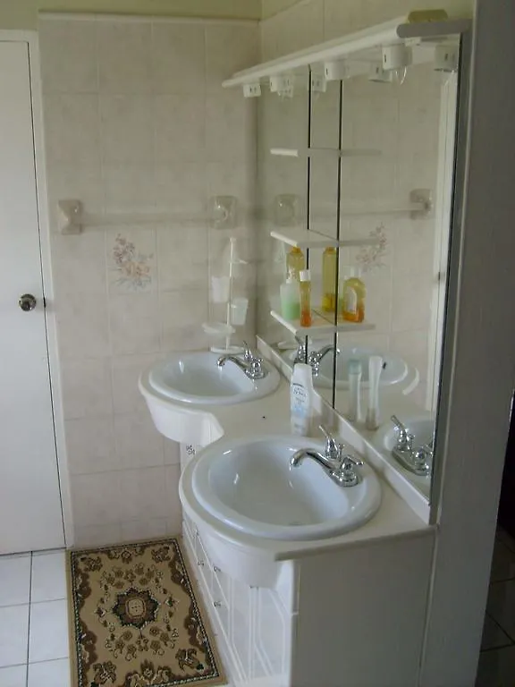 Griffiths Guest House White Hill